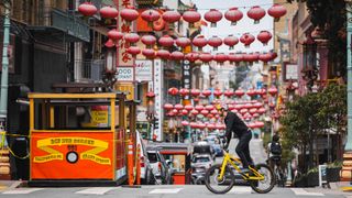 Danny MacAskill riding his bike through Chinatown, San Fransisco