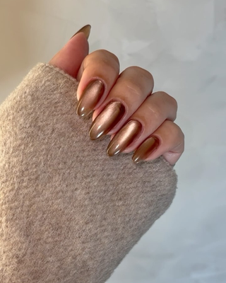 An image of brown chrome nails on celebrity manicurist @nailsbyzola