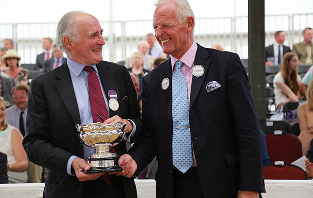Hound show president Martin Scott (right) makes a presentation to Captain Farquhar — joint-master of the Duke of Beaufort’s Hunt — following their win in the two couple class (credit Ginni Beard)