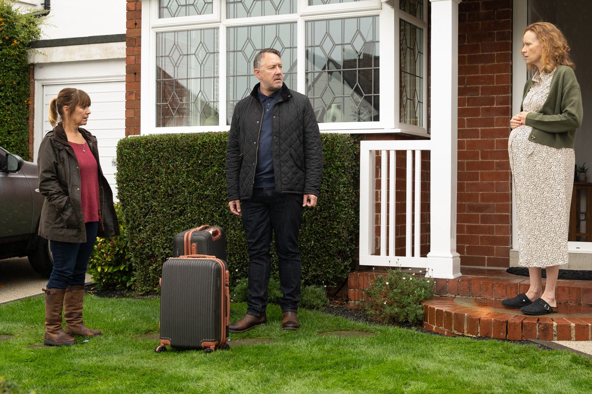 Rhona confronts Gus in Emmerdale 