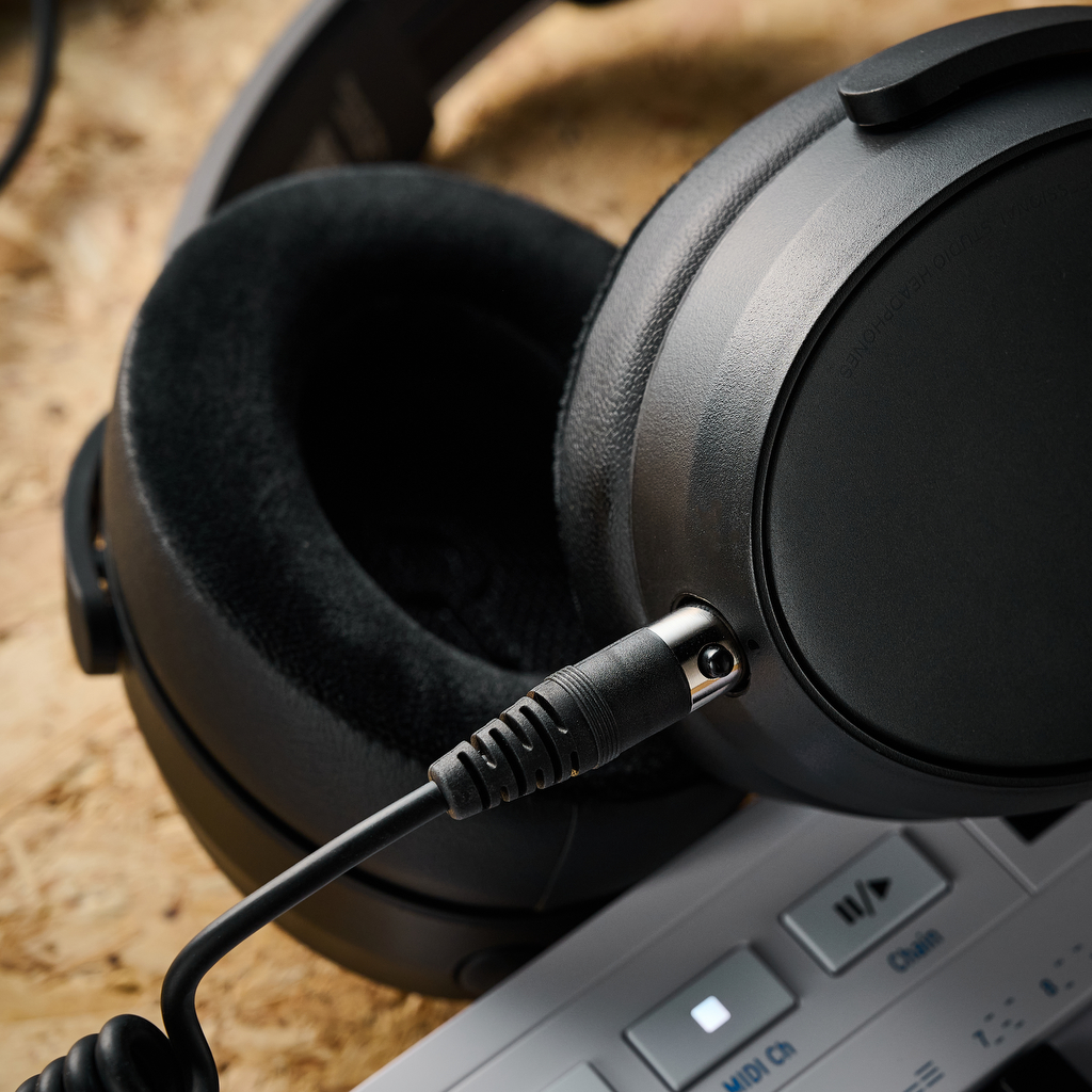 Close up of the detachable cable on the Sennheiser HD 480 Pro studio headphone