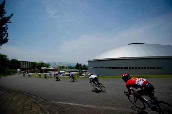 Riders pass side Izu verodrome, the first indoor bank in Japan
