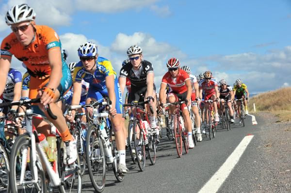 Plenty of chat and planning amongst the men's peloton as they descend to Uriarra Crossing.
