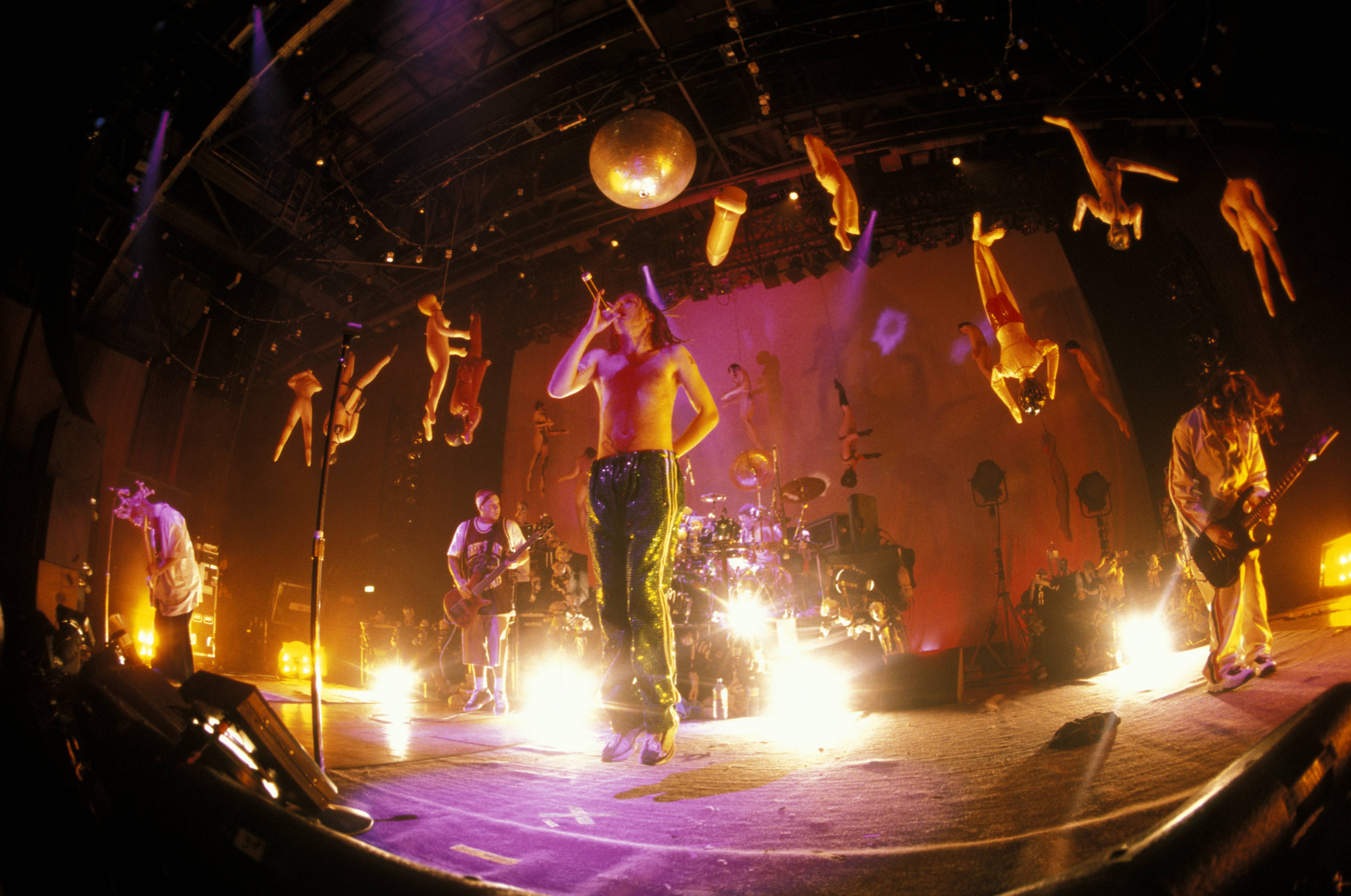 Korn onstage in 1998