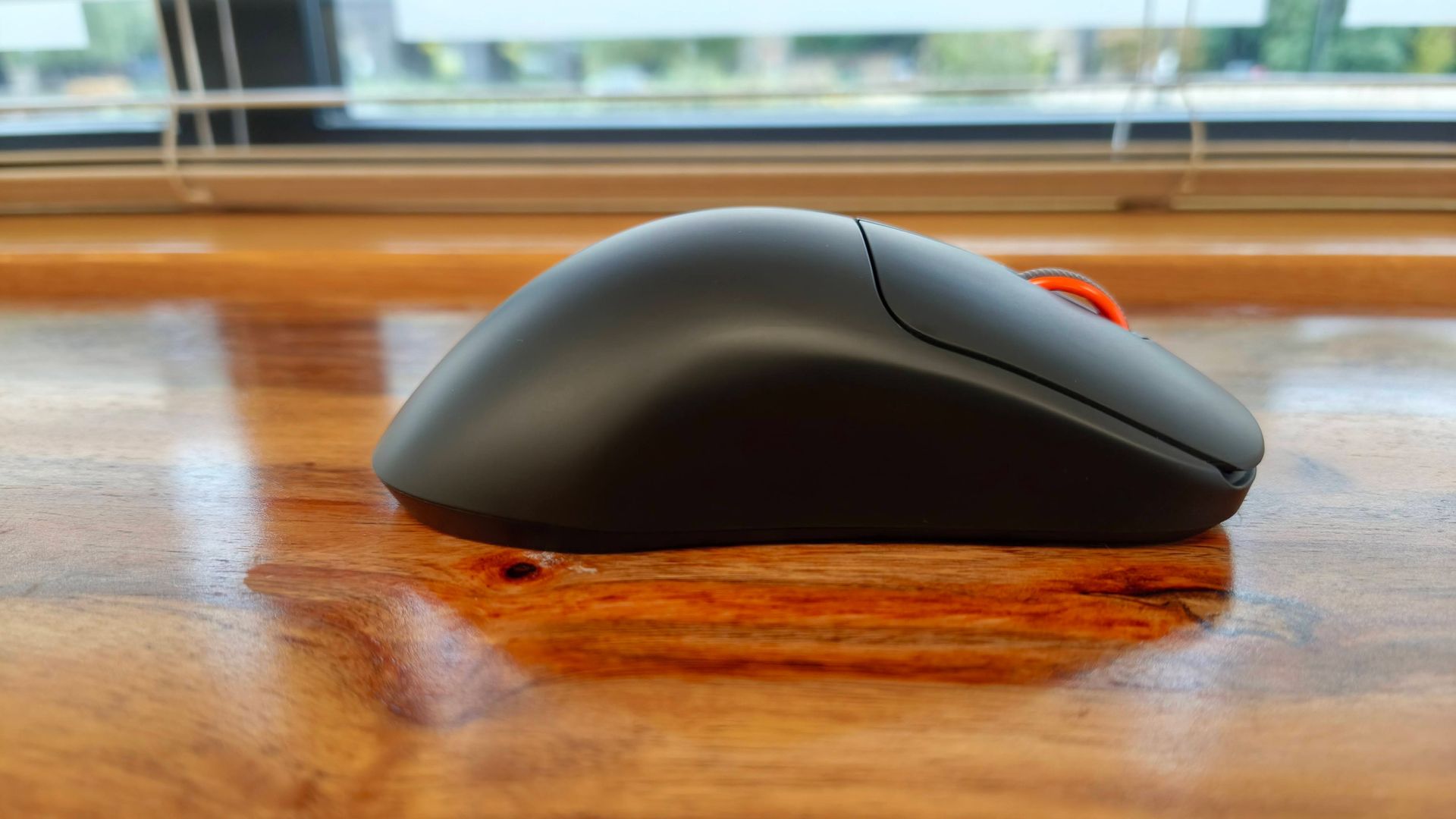 Side view of SteelSeries Sensei Pro