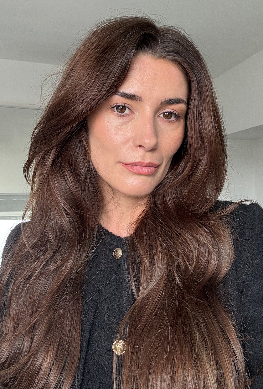 Eleanors Haar mit einer kühlen brünetten Haarfarbe, bevor sie Bastblond-Balayage ausprobierte
