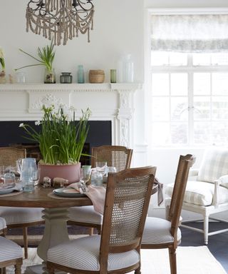 How to dress a dining table 3