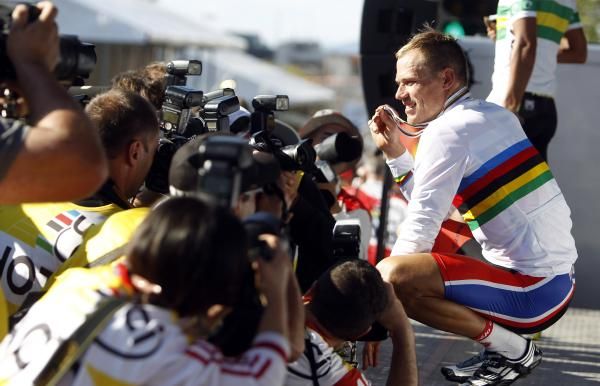 Thor Hushovd (Norway) shows off the gold medal to the waiting press.