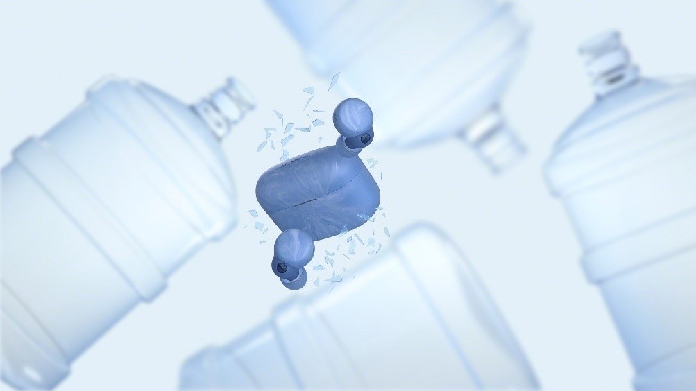 Su sebili şişeleriyle çevrelenmiş mavi Sony LinkBuds S kulakiçi kulaklıklar