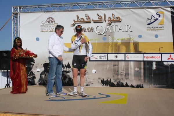 Eddy Merckx presented Ellen Van Dijk (HTC-Highroad) with the golden jersey.