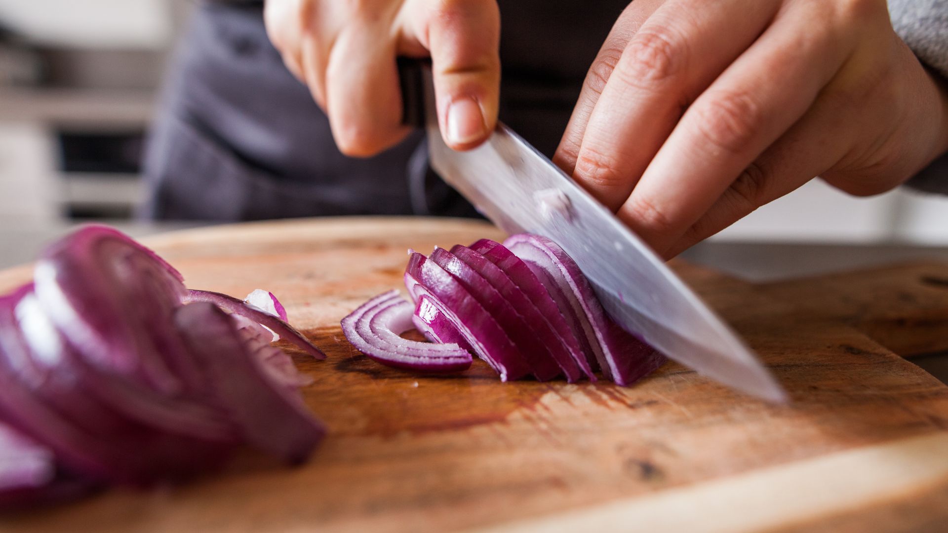 5 foods that cause bloating - onions being cut