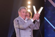 Eddy Merckx applauds