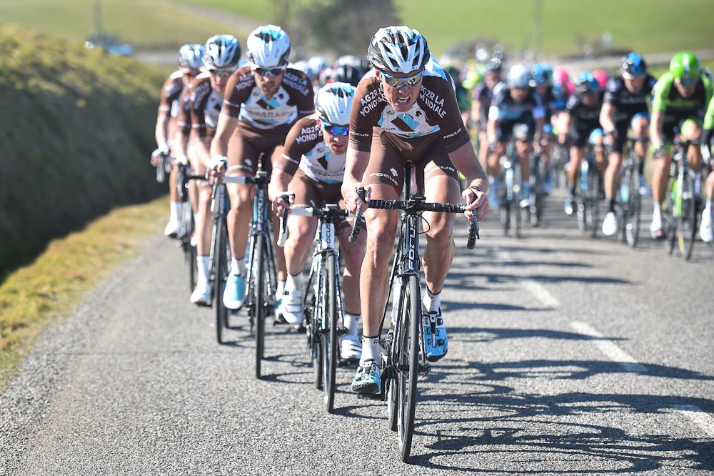 Johan Van Summeren drags the peloton along.