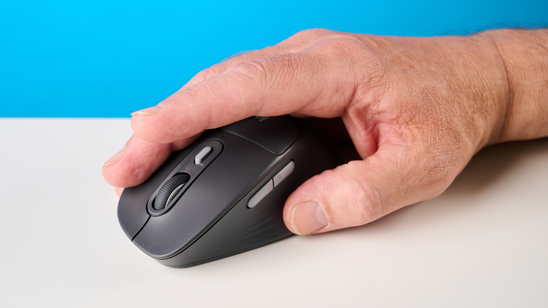 A Logitech Signature Comfort Plus M850L mouse