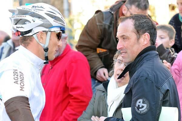 Yuriy Krivtsov (AG2R La Mondiale) speaks to Luc Leblanc