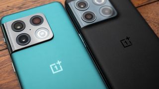 The OnePlus 10 Pro (green) next to the OnePlus 10T (black)