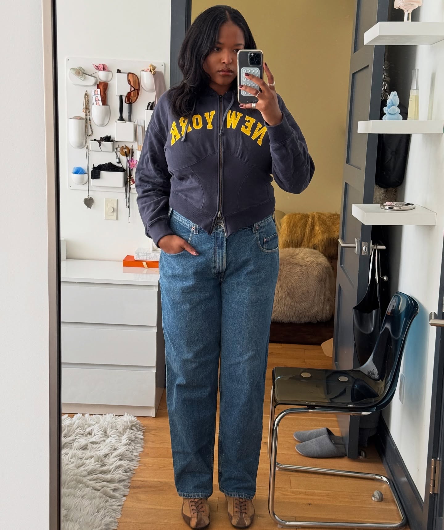 how to style jeans with sneakers