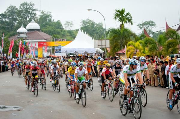 Tour de Singkarak stage 2 started from Muara Sijunjung