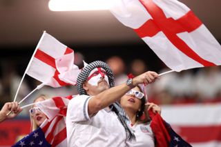 谁是2022年世界杯英格兰对美国的ITV解说员?2022年11月25日，在卡塔尔阿尔霍尔的阿尔贝特体育场，英格兰球迷在观看2022年卡塔尔世界杯B组英格兰队对美国队的比赛前表示支持。