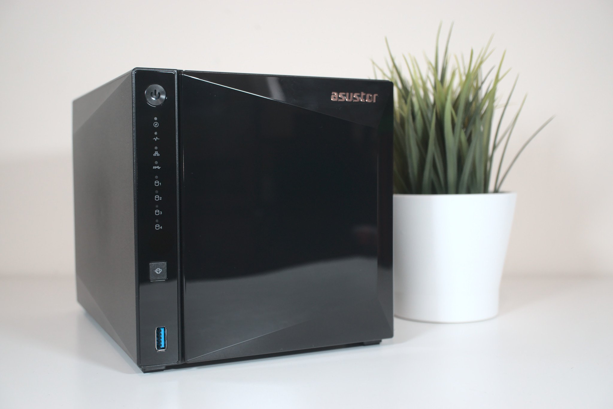 Review of the ASUSTOR AS3304T NAS device, cutting corners to save