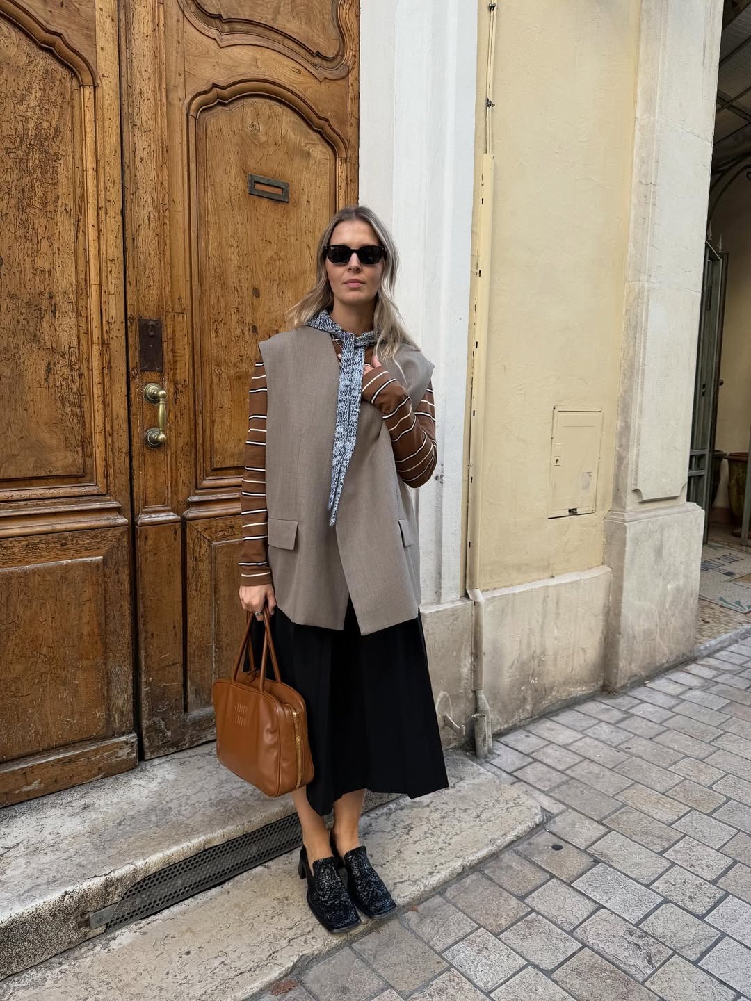 @holliemercedes wearing the Miu Miu Beau handbag.