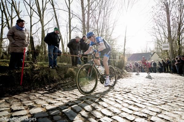 Sep Vanmarcke chases down Tom Boonen, Hushovd is left trailing