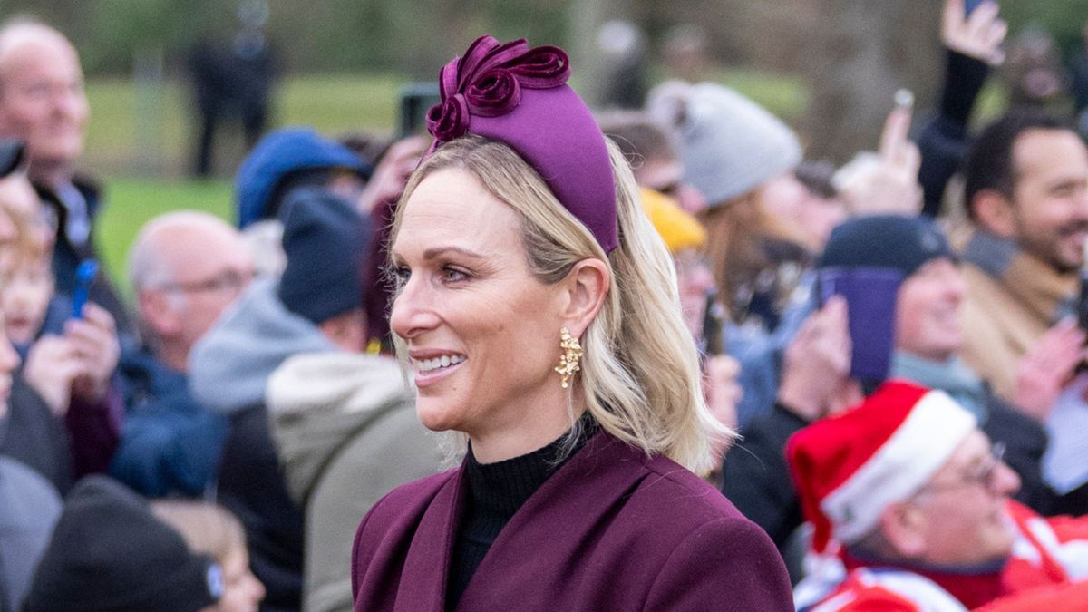 Zara Tindall reste classique pour le jour de Noël avec une robe-manteau intemporelle et un bandeau tendance assorti 