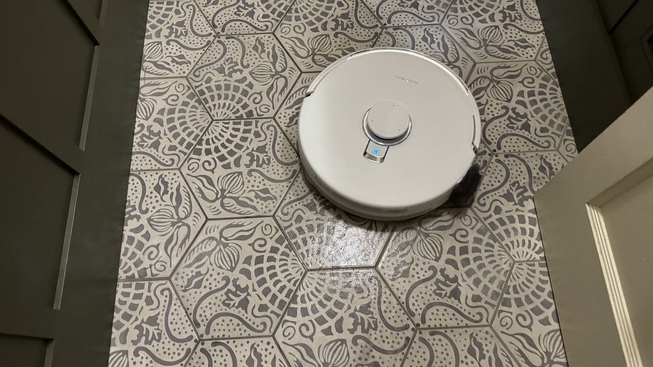 testing the Narwal Freo Z Ultra for mopping and vacuuming skills