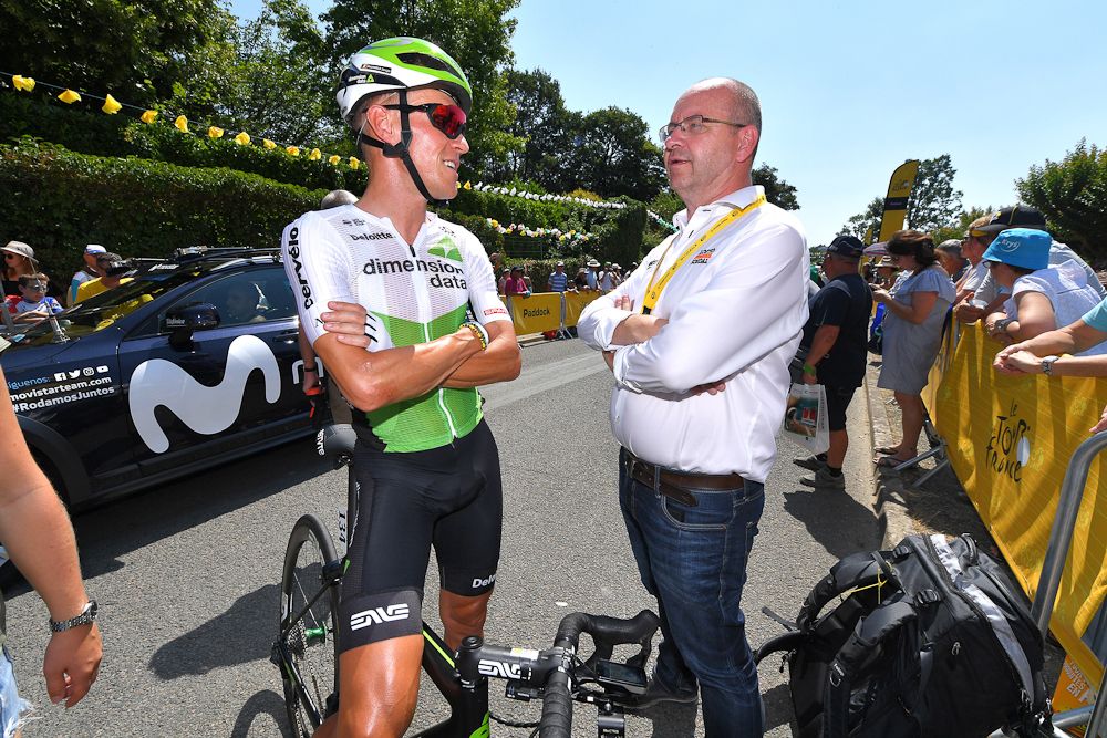 Paul De Geyter talks with Serge Pauwels at the Tour de France