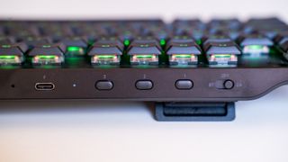 Razer DeathStalker V2 Pro - Die Knöpfe auf der Rückseite verweisen auf 3 potenziell koppelbare Geräte zwischen denen mittels Knopfdruck zügig und zuverlässig rotiert werden kann