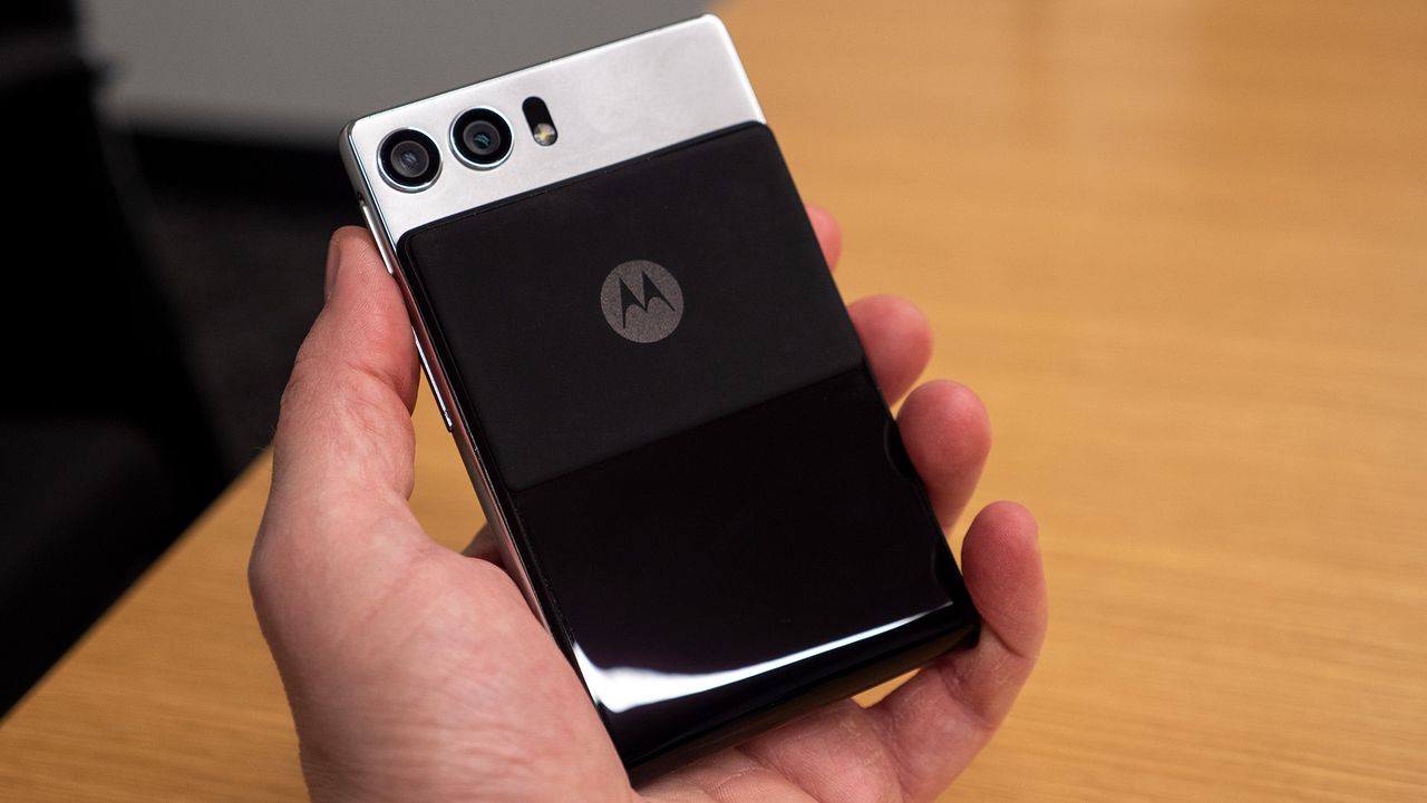 Motorola Rizr foldable phone concept