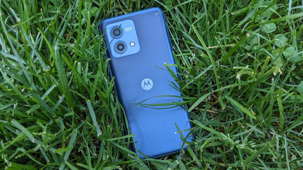 Moto G Stylus (2023) in grass