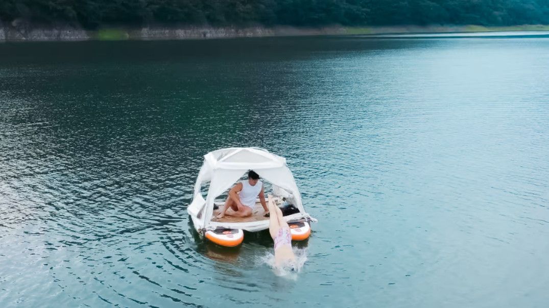 Handybro Dookan tent on lake