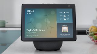 En Amazon Echo Show 10 smartskärm på ett bord.