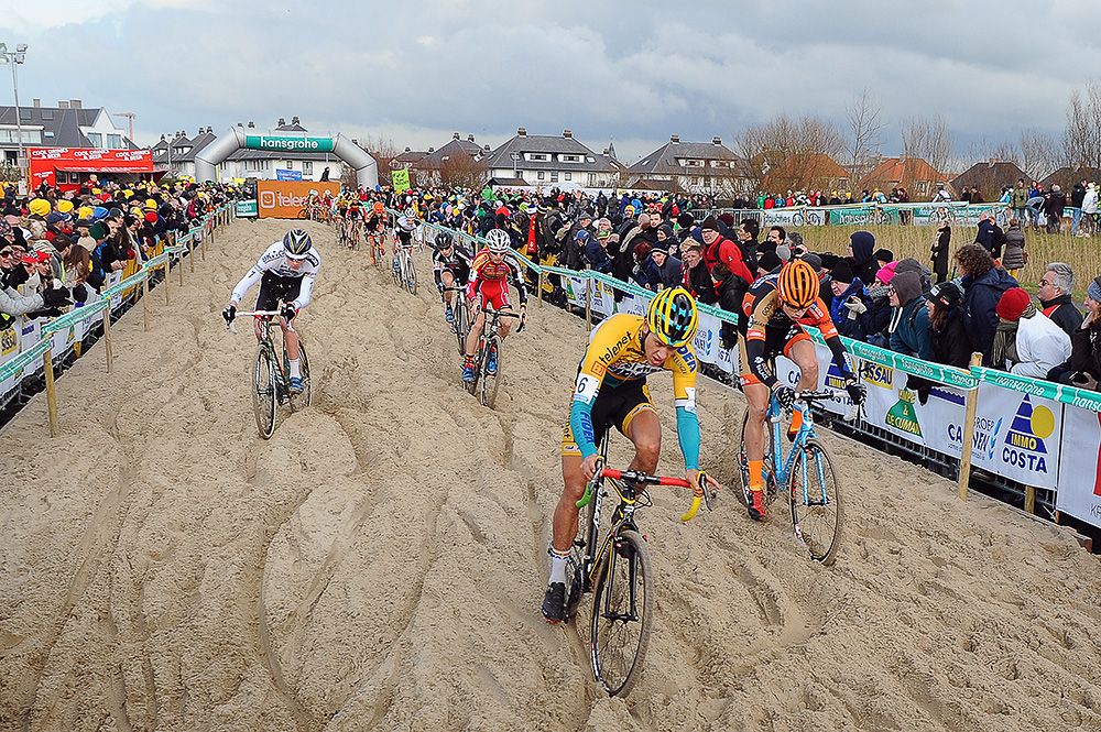 Riders tackle the long sand section early in the race.