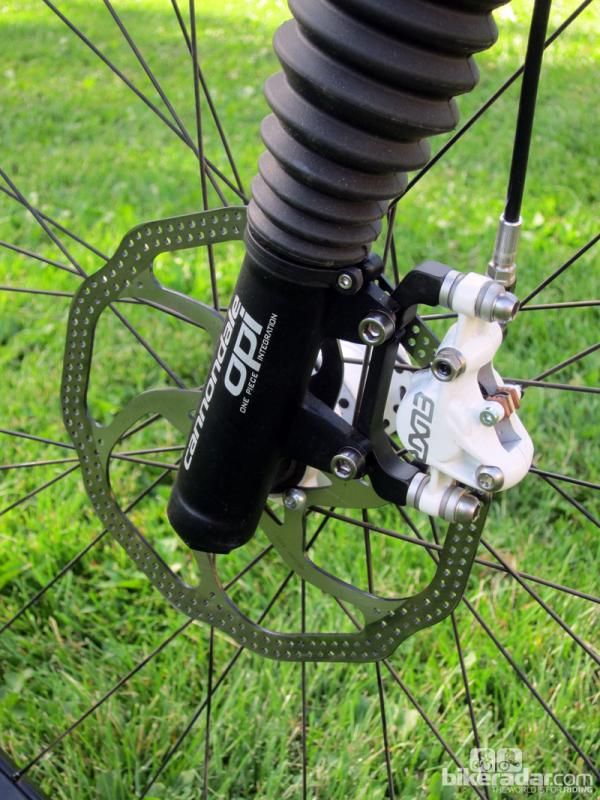 A 180mm rotor lends extra braking power up front.