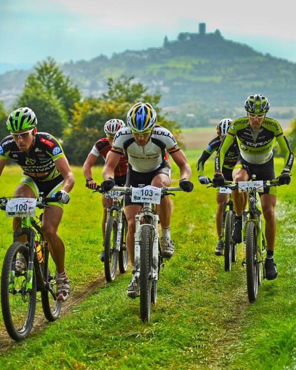 Jochen Kass, Karl Platt and Wolfram Kurschat pass the Castlevetzburg