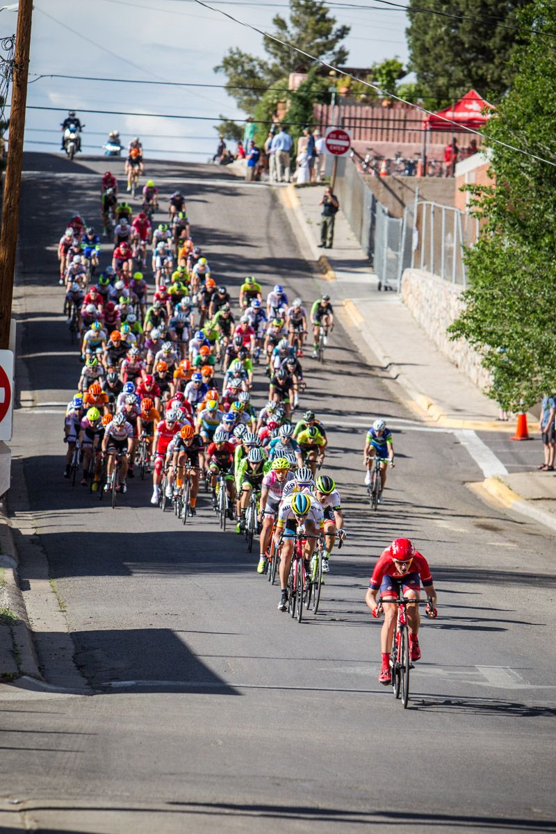 The front of the mens field starts to string out on the descent.