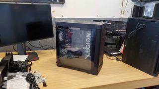 schwarzer Gaming PC mit Glasseite