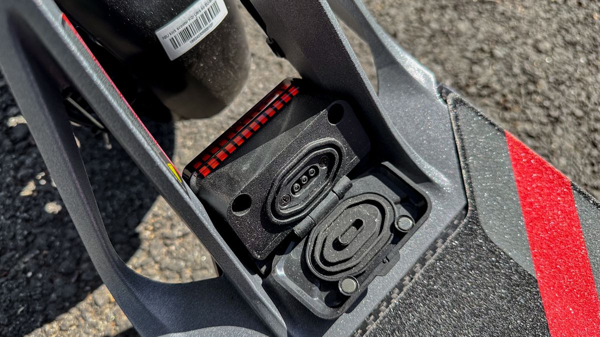 NIU KQi Air charging port