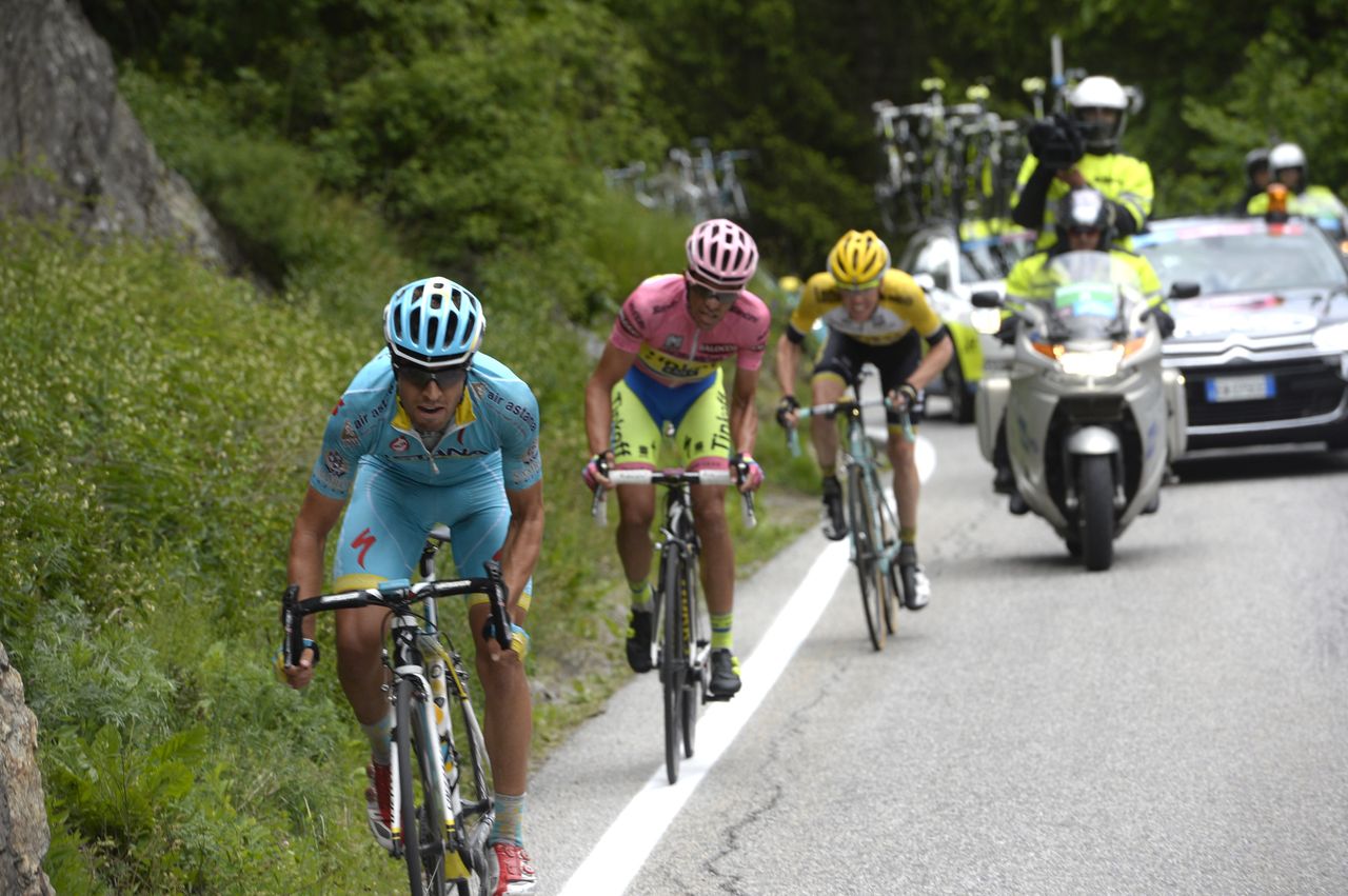 Mikel Landa distances his companions