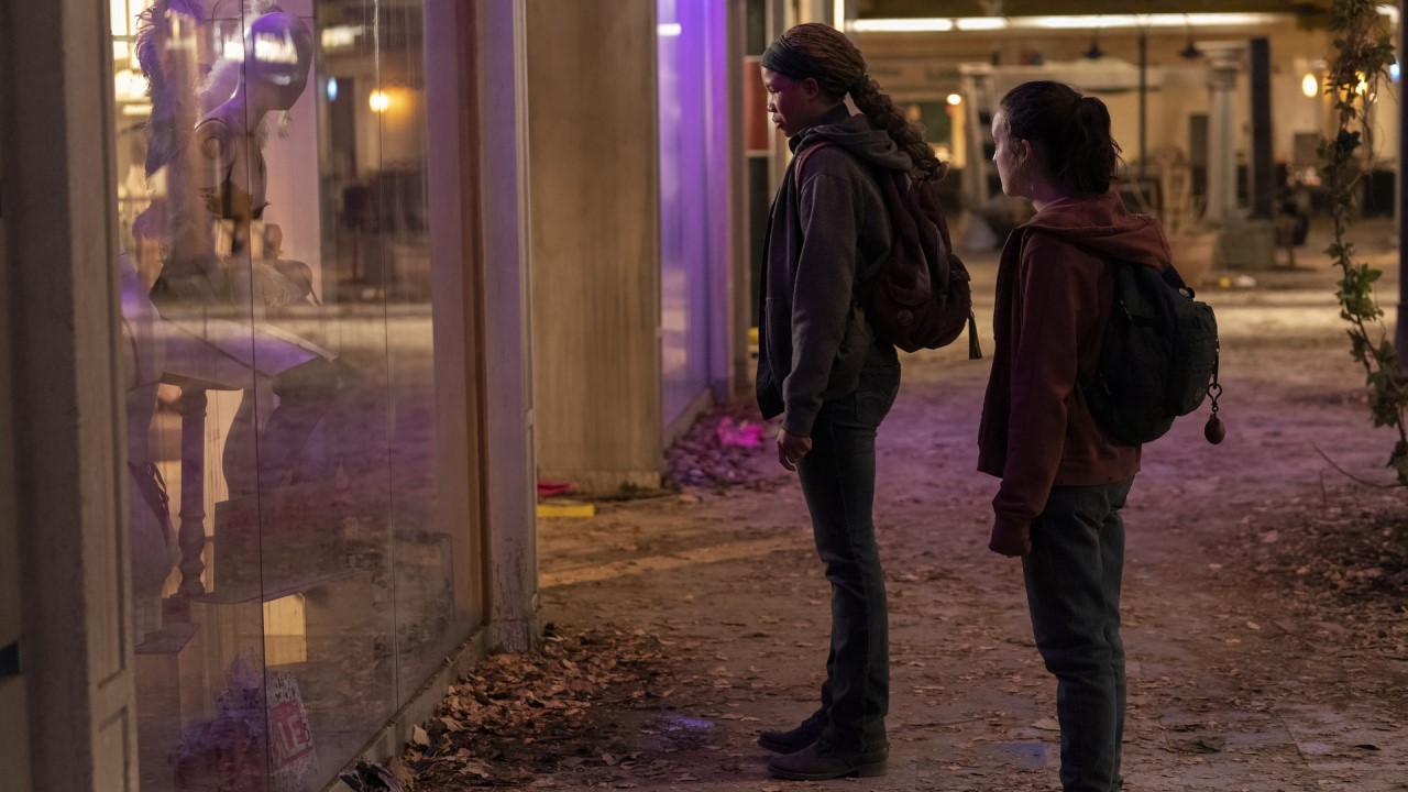 Riley and Ellie looking at Victoria's Secret in HBO's The Last of Us