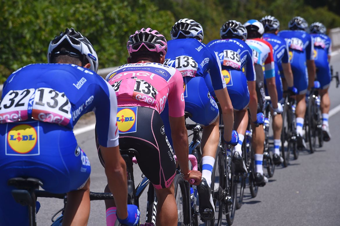 Fernando Gaviria in the maglia rosa with his Quick-Step train