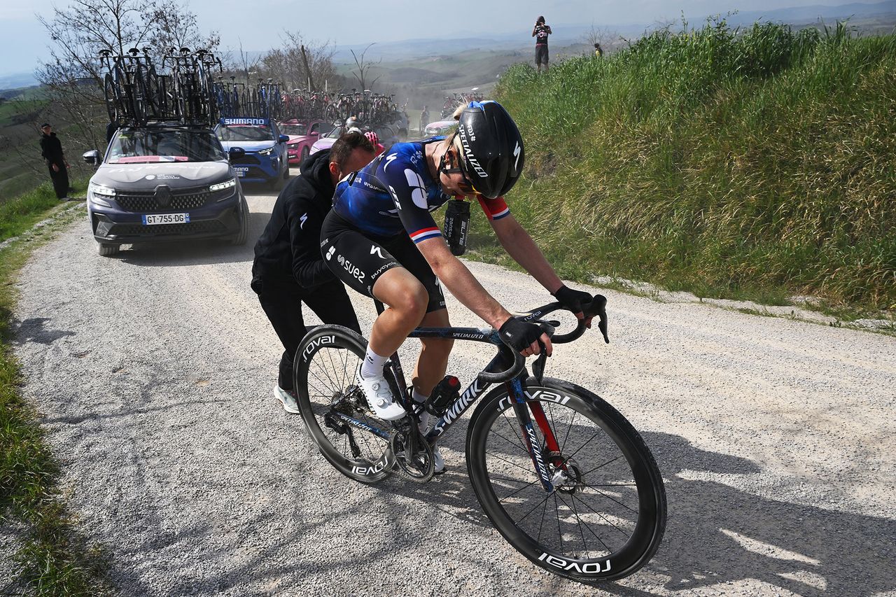 There was an early mechanical issue for Vollering before the main action kicked off