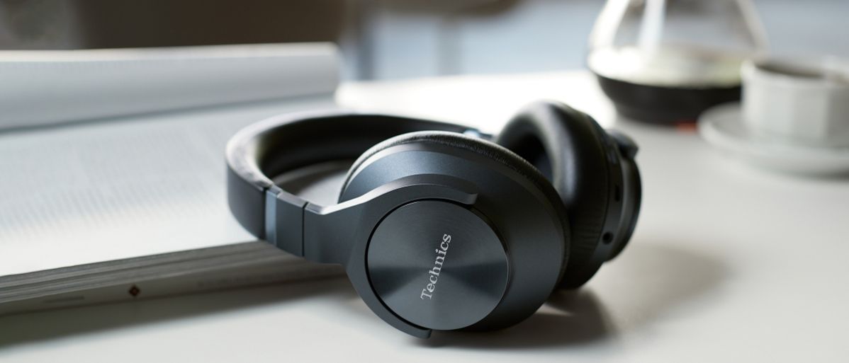 the technic-s eah-a800 noise-cancelling headphones