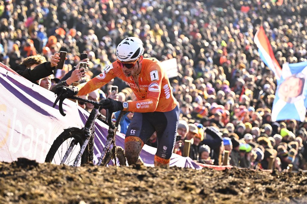 Dutch Mathieu Van Der Poel pictured in action during the elite men competition of the UCI cyclocross World Championship, in Lievin, France, Sunday 02 February 2025. The world championships are taking place from 31 January until 02 February.
BELGA PHOTO JASPER JACOBS (Photo by JASPER JACOBS / BELGA MAG / Belga via AFP)