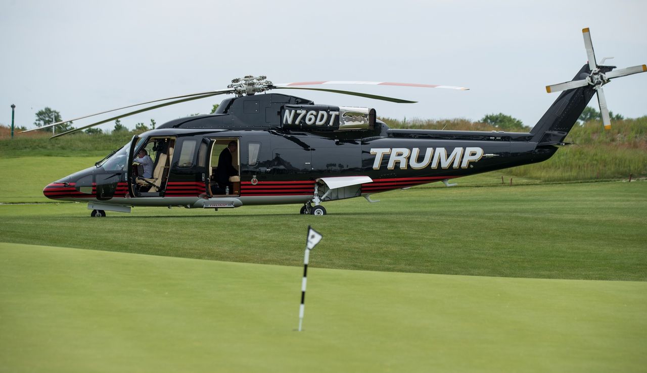 Trump&#039;s helicopter parked behind a golf green