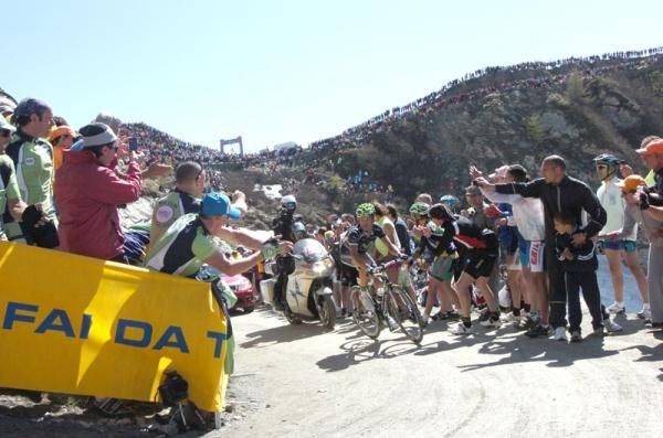 Vasili Kiryienka (Movistar Team) rounds the final corner
