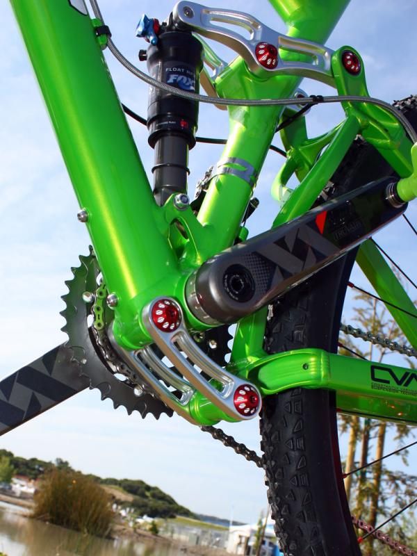 New links and forged yokes stiffen up the back end significantly for better wheel tracking relative to the previous JET 9.