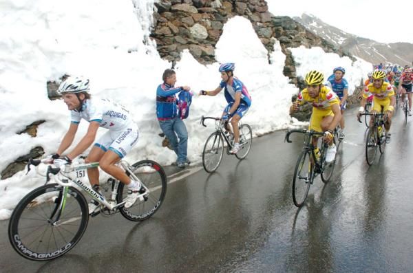 Di Luca leads the favourites